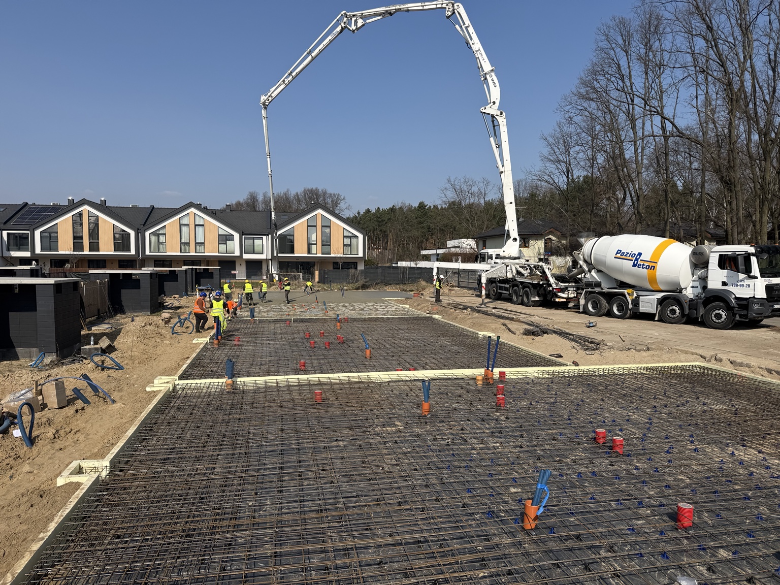 Betonowanie płyt fundamentowych Invest Home: zbrojenie, pompa i ekipa na budowie