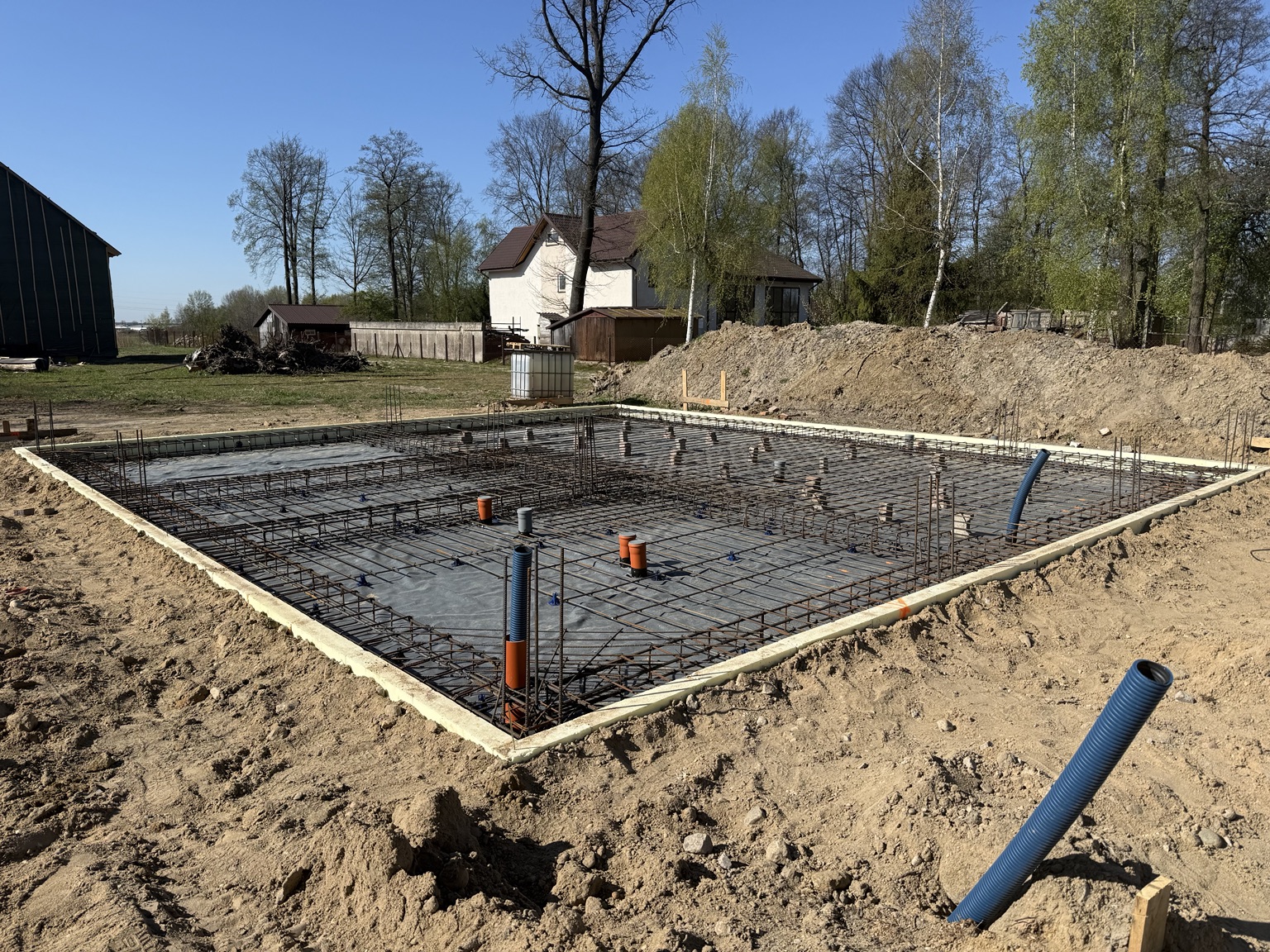 Zbrojenie płyty fundamentowej z przygotowanymi przejściami instalacyjnymi